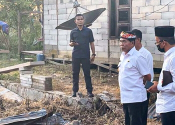Gubernur Tinjau dan Serahkan Bantuan Kebakaran di Selimau