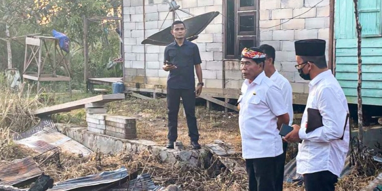 Gubernur Tinjau dan Serahkan Bantuan Kebakaran di Selimau