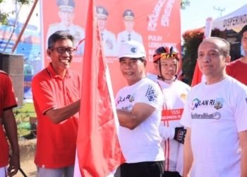 Gubernur Bagikan Ribuan Bendera Merah Putih