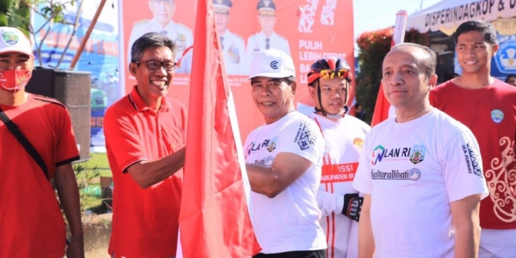 Gubernur Bagikan Ribuan Bendera Merah Putih