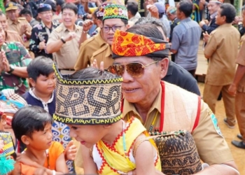 Gubernur Hadiri Pelantikan Lembaga Adat Dayak Tenggalan