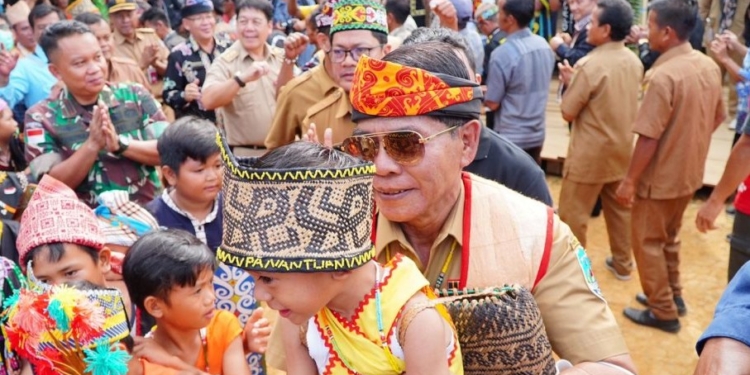 Gubernur Hadiri Pelantikan Lembaga Adat Dayak Tenggalan