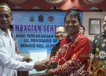 Wabup Hanafiah Serahkan Sertifikat Lahan Pekarangan SP 5 Sebakis