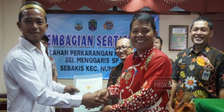 Wabup Hanafiah Serahkan Sertifikat Lahan Pekarangan SP 5 Sebakis