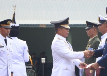 Gubernur Inspektur Upacara HUT TNI ke-77 di Halaman Yonif Rider 613/RJA