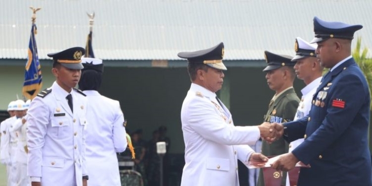 Gubernur Inspektur Upacara HUT TNI ke-77 di Halaman Yonif Rider 613/RJA