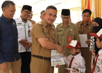 Wali Kota Khairul Serahkan Bantuan Biaya Pendidikan