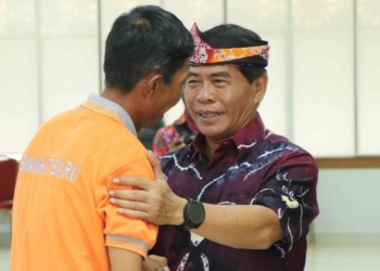 Gubernur Serahkan Bantuan Hibah kepada 36 Kelompok Nelayan