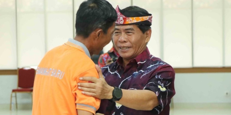 Gubernur Serahkan Bantuan Hibah kepada 36 Kelompok Nelayan