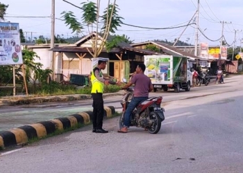Utamakan Keselamatan, Tegur Pengendara Tidak Pakai Helm