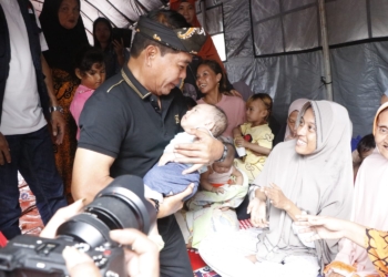 Tinjau Lokasi Kebakaran di Jembatan Bongkok, Zainal Paliwang Beri Bantuan