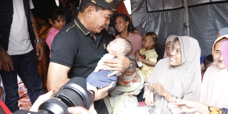 Tinjau Lokasi Kebakaran di Jembatan Bongkok, Zainal Paliwang Beri Bantuan