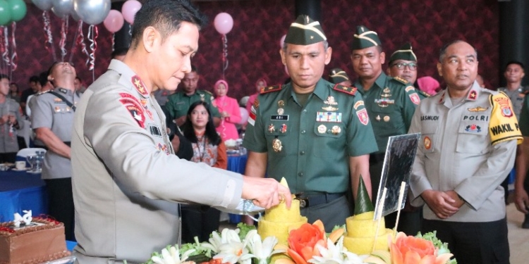 Ultah ke-54 Tahun, Kapolda Kaltara Dapat Kejutan dari Danrem 092/Maharajalila