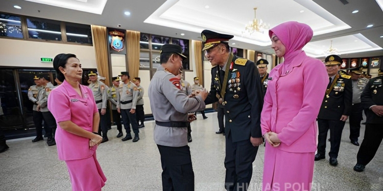 Kapolda Kaltara Menerima Tanda Kehormatan Bintang Bhayangkara Pratama dari Kapolri