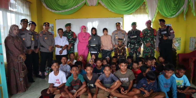 Sinergitas TNI-Polri, Bangun Rumah Belajar Dan Perpustakaan Bagi Anak-anak Perbatasan
