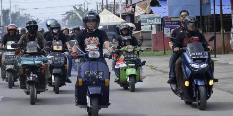Gubernur Kendarai Vespa ke Tanjung Palas