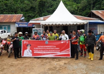 Gubernur Kaltara Melesat Menuju Krayan dengan Mengendarai Motor