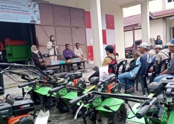 Serahkan Alat Pertanian, Bupati Laura Harap Dijaga dengan Baik