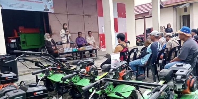 Serahkan Alat Pertanian, Bupati Laura Harap Dijaga dengan Baik