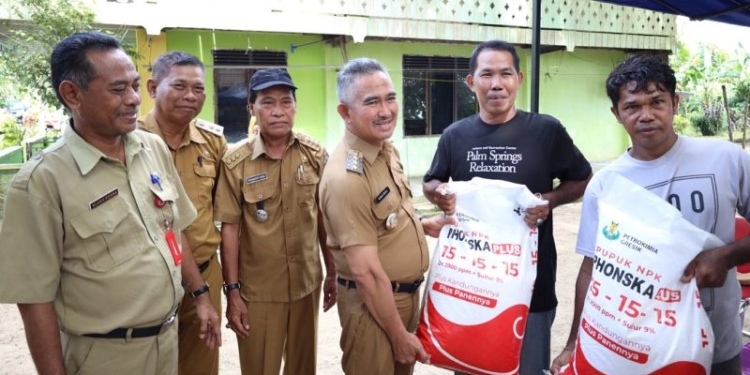Wali Kota Serahkan Bantuan untuk Kelompok Tani