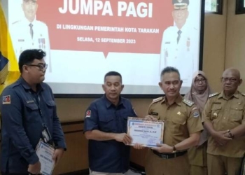 Raih Profit, Direktur Perumda Tarakan Energi Mandiri Diganjar Penghargaan