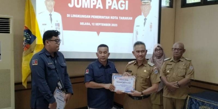 Raih Profit, Direktur Perumda Tarakan Energi Mandiri Diganjar Penghargaan