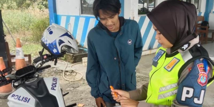 Personel Ditlantas Polda Kaltara Ajak Pengguna Jalan Disiplin Berkendara