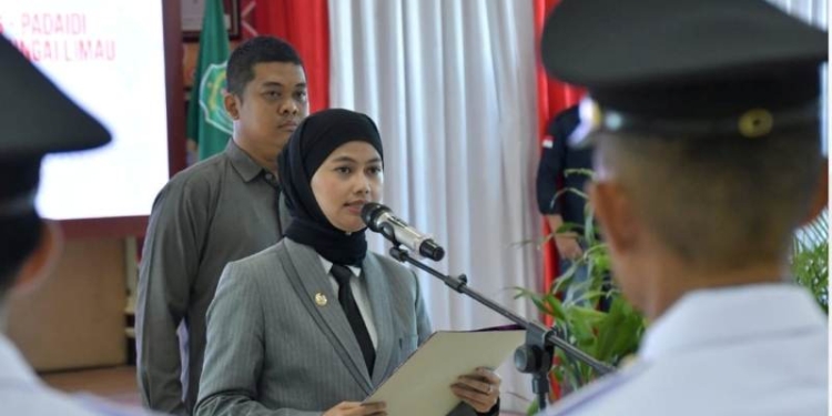 Bupati Laura Lantik 14 Kepala Desa