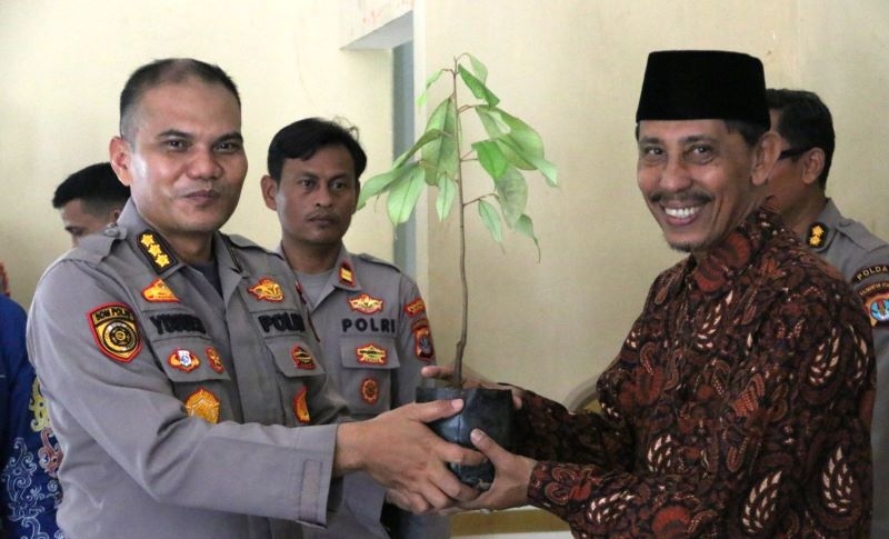 Polda Kaltara Gelar Penanaman Pohon, Bakti Sosial dan Bakti Kesehatan