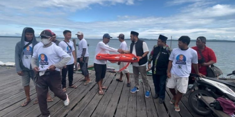 Mukhlis Ramlan Hibahkan Tandu Darurat di Dermaga Sungai Bolong