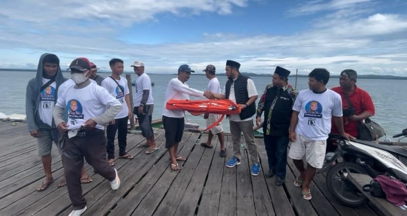 Mukhlis Ramlan Hibahkan Tandu Darurat di Dermaga Sungai Bolong