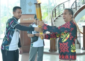 Asisten Pemerintah dan Kesra Terima Obor Porwada I Kaltara di Nunukan