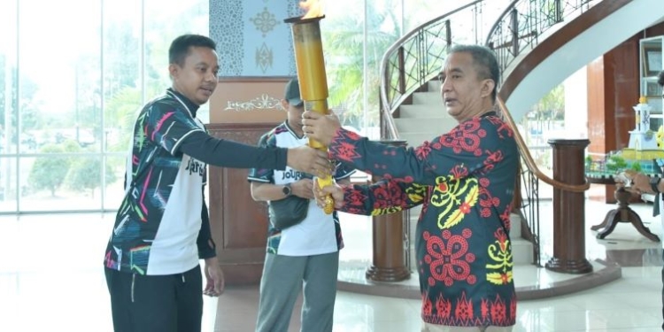 Asisten Pemerintah dan Kesra Terima Obor Porwada I Kaltara di Nunukan