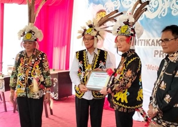 MADN Anugerahi Gelar Warga Kehormatan kepada Owner PT KHE