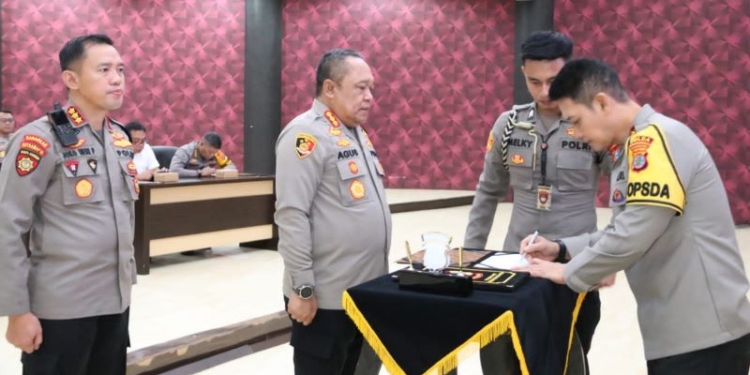 Tandatangani Fakta Integritas, Kapolda Serahkan RKA 2024 kepada Satker Jajaran Polda Kaltara