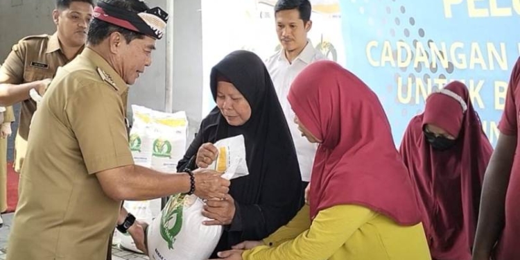 Gubernur Salurkan Bantuan Beras, Penerima Rasakan Dampaknya
