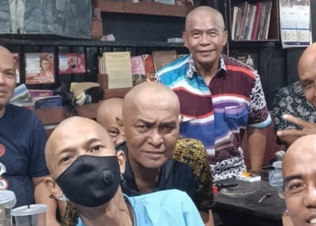 Gubernur Kaltara, H. Zainal Arifin Paliwang bersama relawan. (foto: IST)