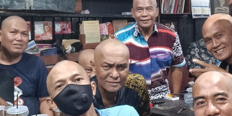 Gubernur Kaltara, H. Zainal Arifin Paliwang bersama relawan. (foto: IST)