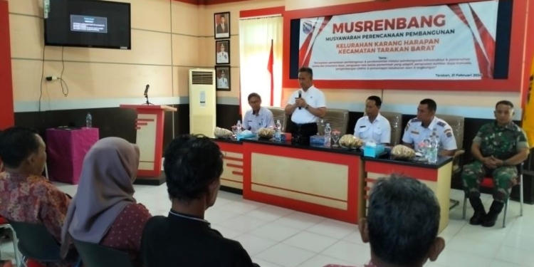 Wali Kota Tarakan,  dr. H. Khairul M.Kes menyampaikan sambutan pada Musrenbang Kelurahan Karang Harapan. (foto: jendelakaltara.co)