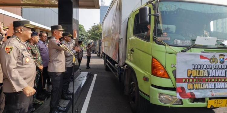Kapolda Jatim Berangkatkan 50.789 Paket Bantuan Kemanusiaan untuk Warga Terdampak Banjir Jateng