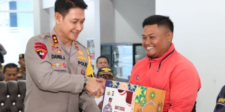 Gelar Bakti Sosial, Kapolda Kaltara Serahkan Paket Sembako