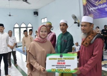 Safari Ramadan di Desa Tabur Lestari, Bupati Laura Serahkan Bantuan Sejumlah Bantuan