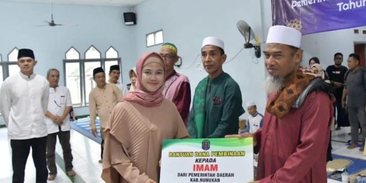 Safari Ramadan di Desa Tabur Lestari, Bupati Laura Serahkan Bantuan Sejumlah Bantuan