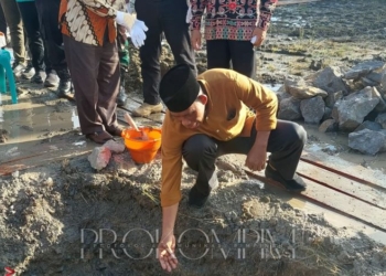 Bupati Syarwani Lakukan Peletakan Batu Pertama Pembangunan Stadion Mini Tanjung Palas