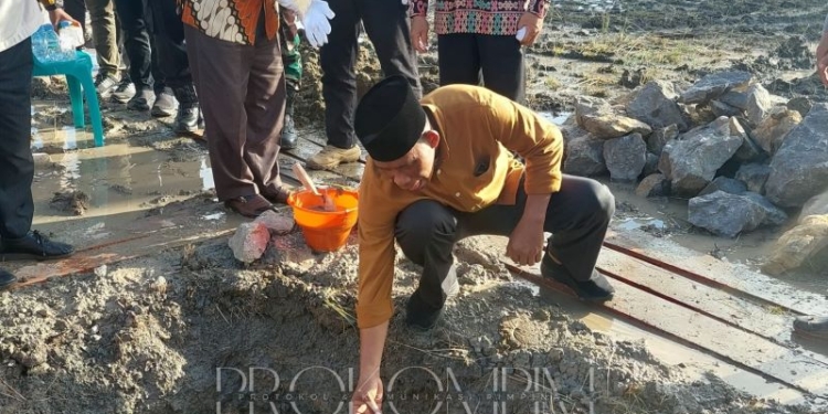 Bupati Syarwani Lakukan Peletakan Batu Pertama Pembangunan Stadion Mini Tanjung Palas