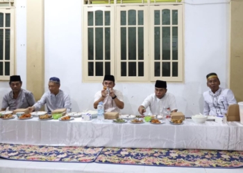 Pj Walikota Tarakan Bersama Gubernur Kaltara Beribadah di Masjid Darul Hikmah