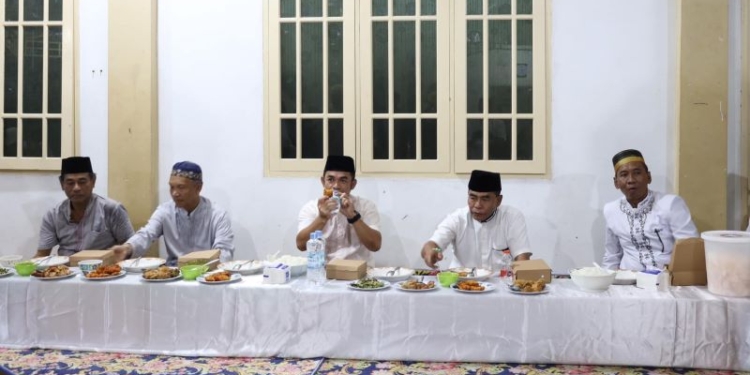 Pj Walikota Tarakan Bersama Gubernur Kaltara Beribadah di Masjid Darul Hikmah