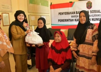 Salurkan 1.785 Paket Sembako, Bupati Laura: Apabila Ada Orang Kaya Terima Bantuan, Laporkan ke Lurah