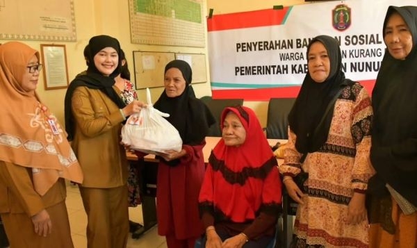 Salurkan 1.785 Paket Sembako, Bupati Laura: Apabila Ada Orang Kaya Terima Bantuan, Laporkan ke Lurah