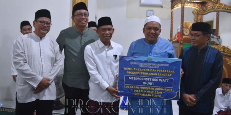Safari Ramadan di Bunyu, Bupati Syarwani Tarawih Bersama dan Serahkan Bantuan